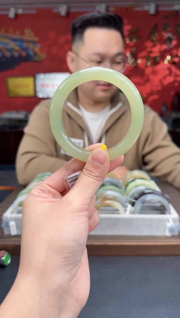 【闪购商品】和田玉.未镶嵌湖水绿正装镯 56
