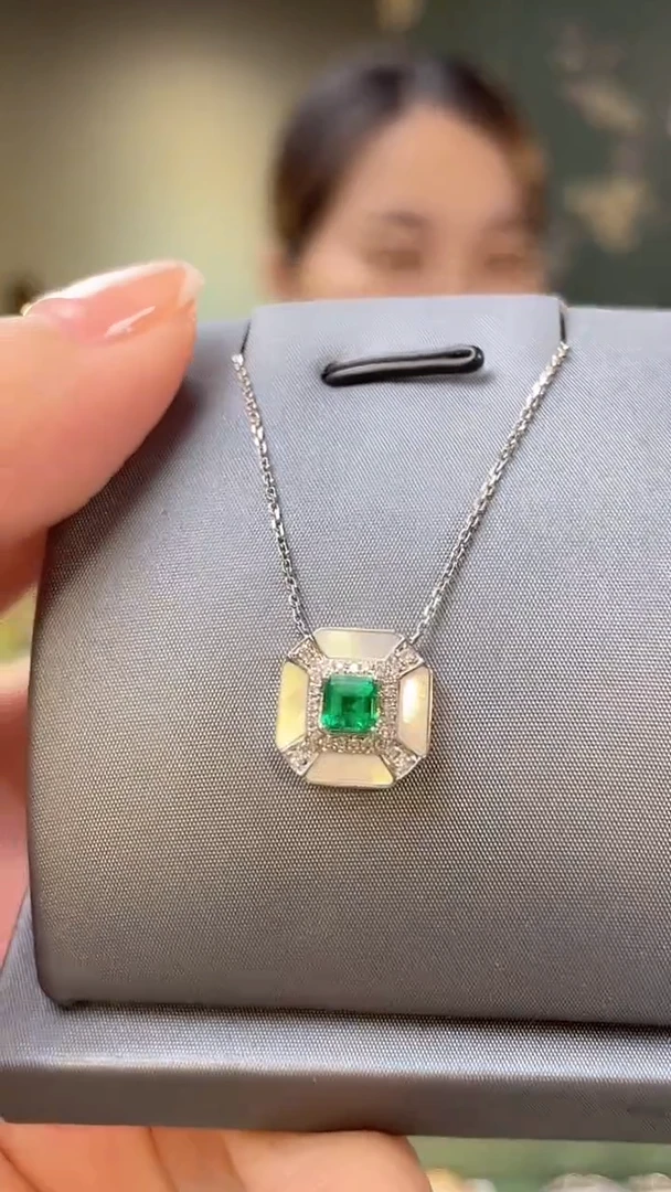颈饰18K金镶嵌祖母绿阿富汗主石：0.28ct