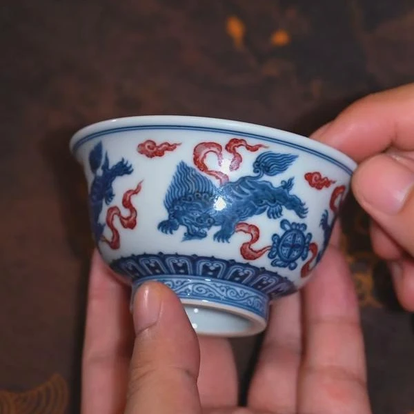 【不晓堂】柴窑青花釉里红缠枝双狮中号压手杯