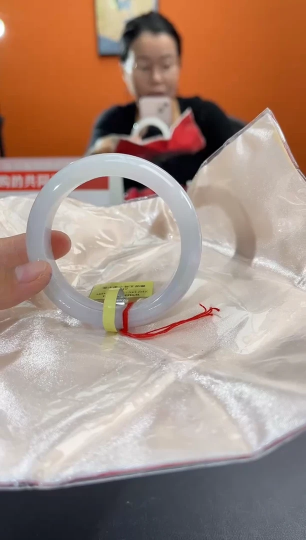 翡翠手镯未镶嵌翡翠手镯