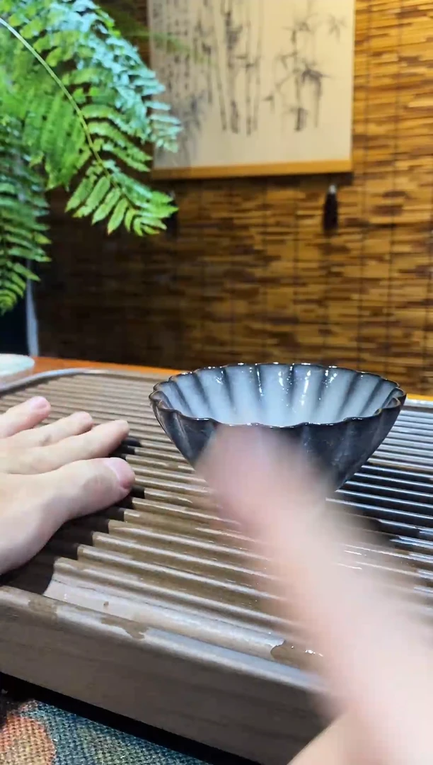 山隐青瓷气烧冰裂纹花口杯50cc