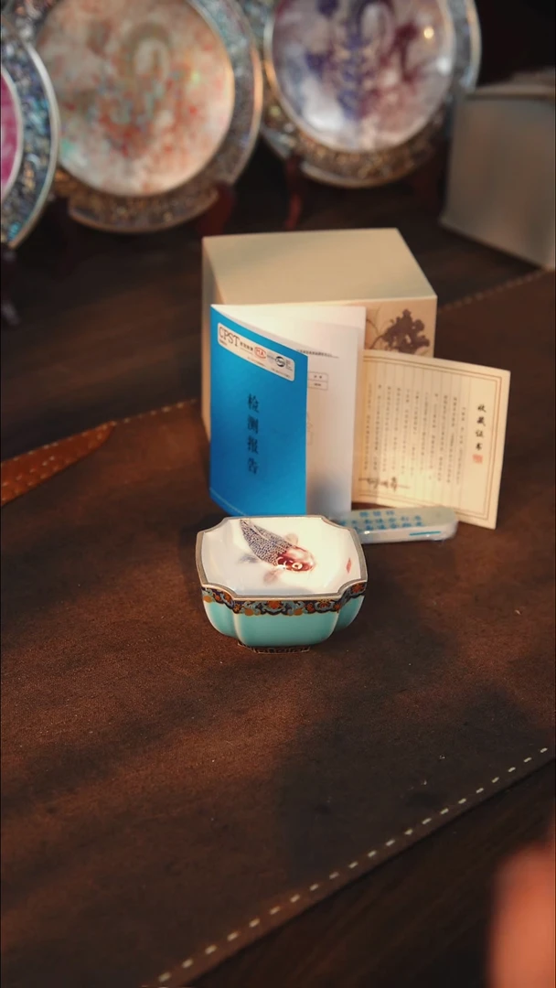 瓷鎏银内绘锦鲤八方杯