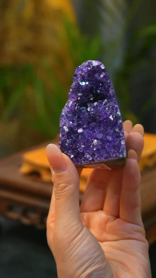 石材颜色漂亮，造型奇特