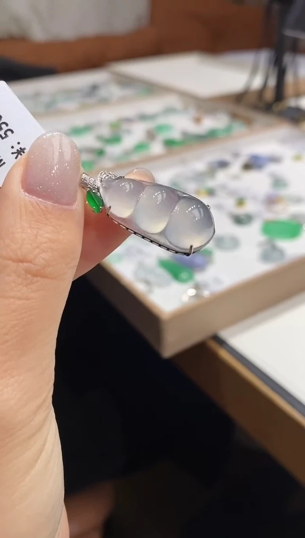 颈饰18K金镶嵌翡翠豆子