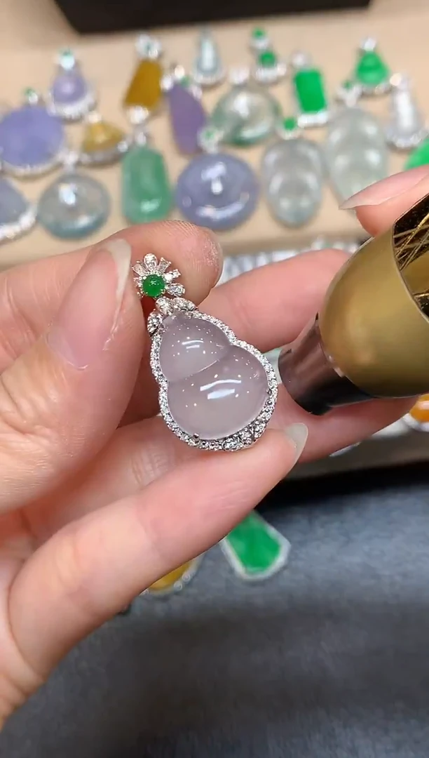 颈饰18K金镶嵌翡翠葫芦【无服务费