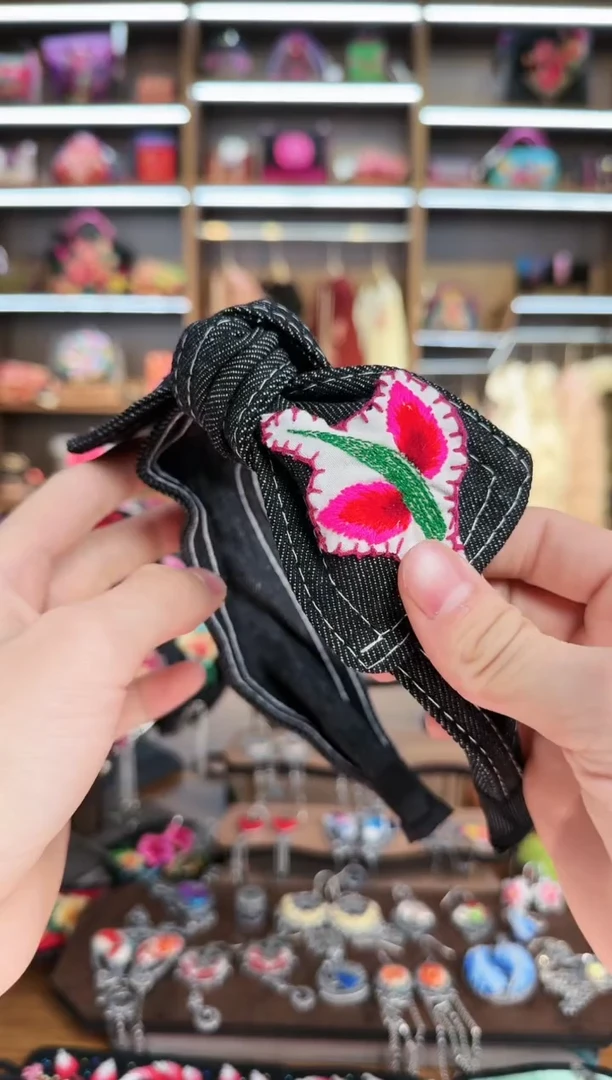 【闪购商品】织绣194蒙阿苏苗绣传承