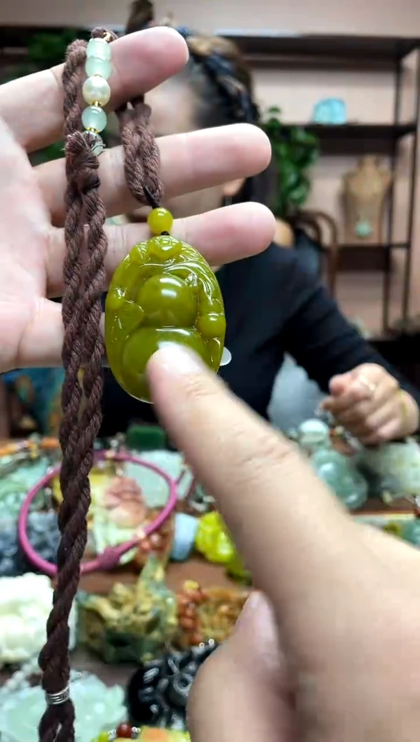 未镶嵌岫玉颈饰多样性发货发其中之一