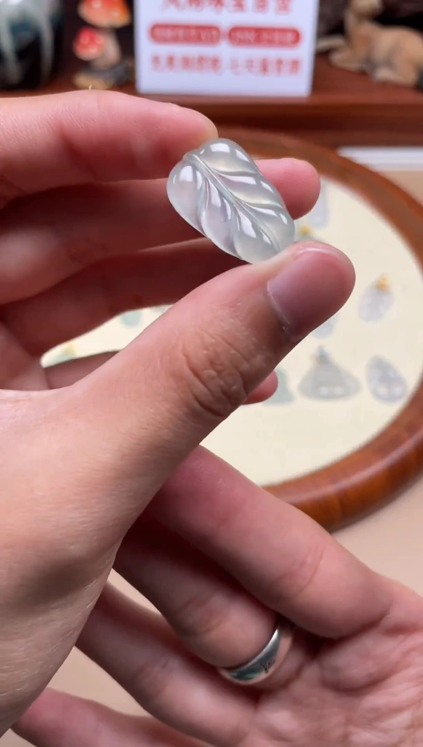 翡翠未镶嵌颈饰叶子