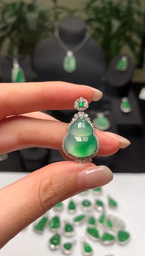 翡翠18K金镶嵌吊坠(不含链)葫芦