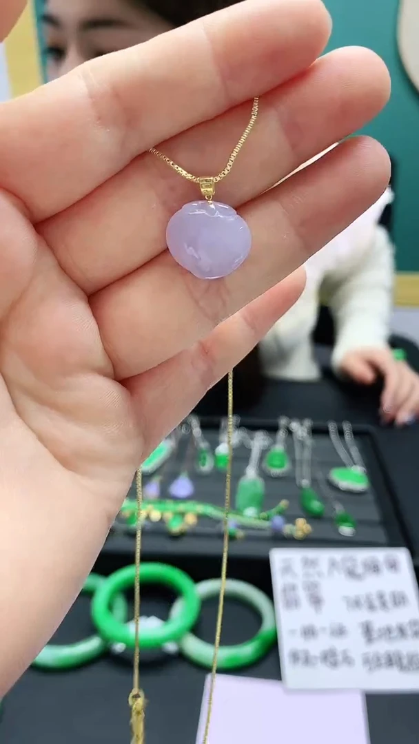 颈饰18K金镶嵌翡翠赠礼盒证书