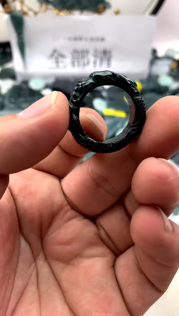 翡翠未镶嵌颈饰龙戒