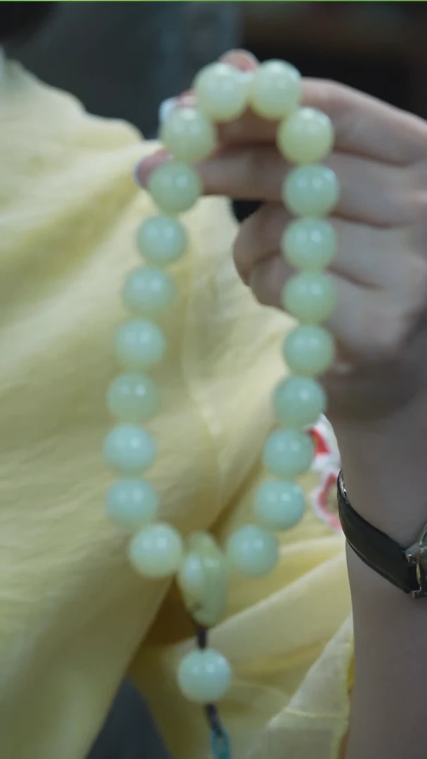 未镶嵌岫玉手串手持