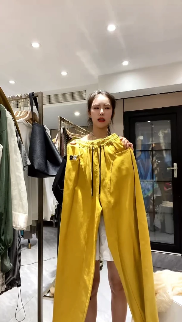 黄色的牛仔拖地裤