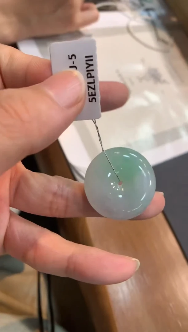 翡翠未镶嵌颈饰平安扣
