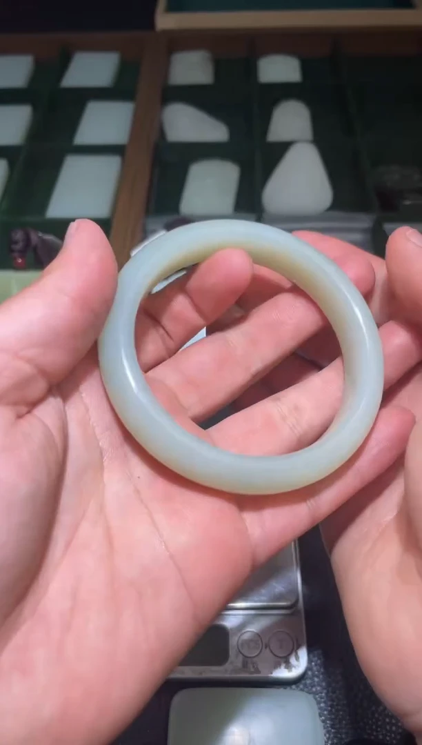 未镶嵌手镯和田玉手镯