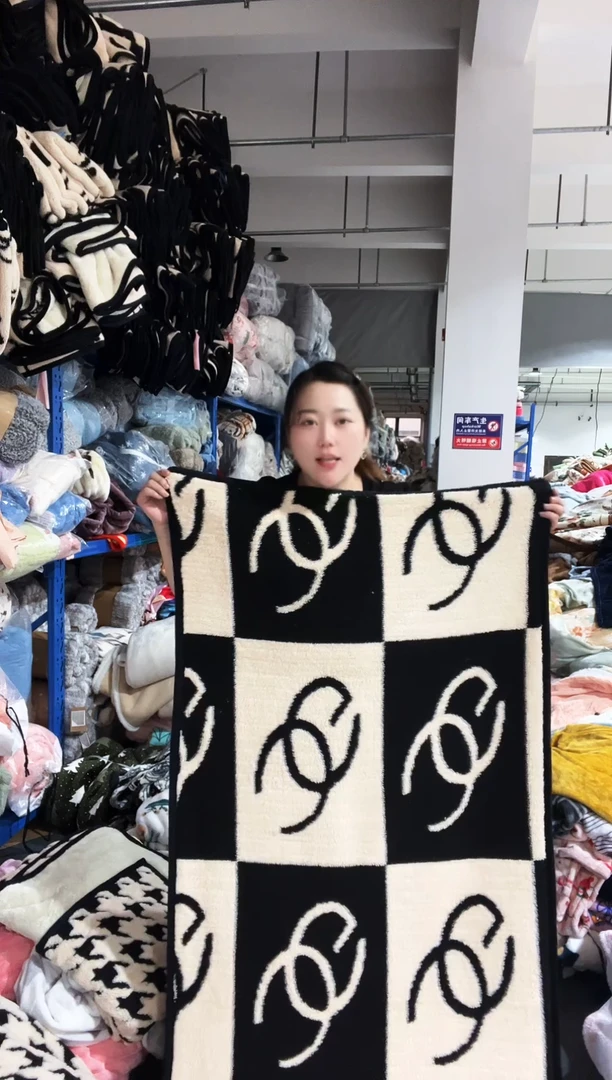 混纺主播手上展示的产品