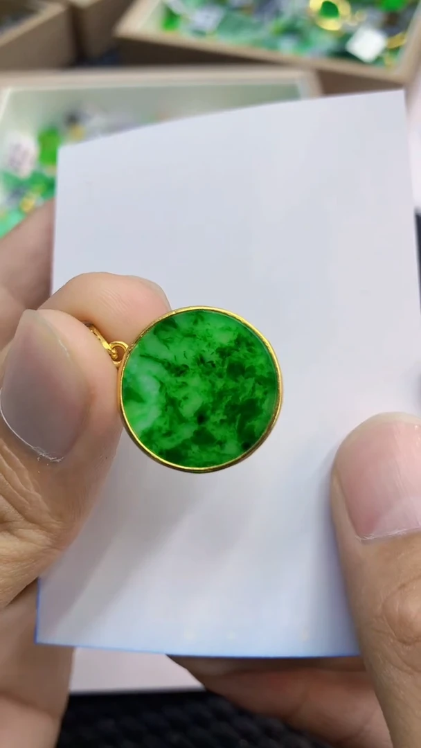 翡翠未镶嵌颈饰             1