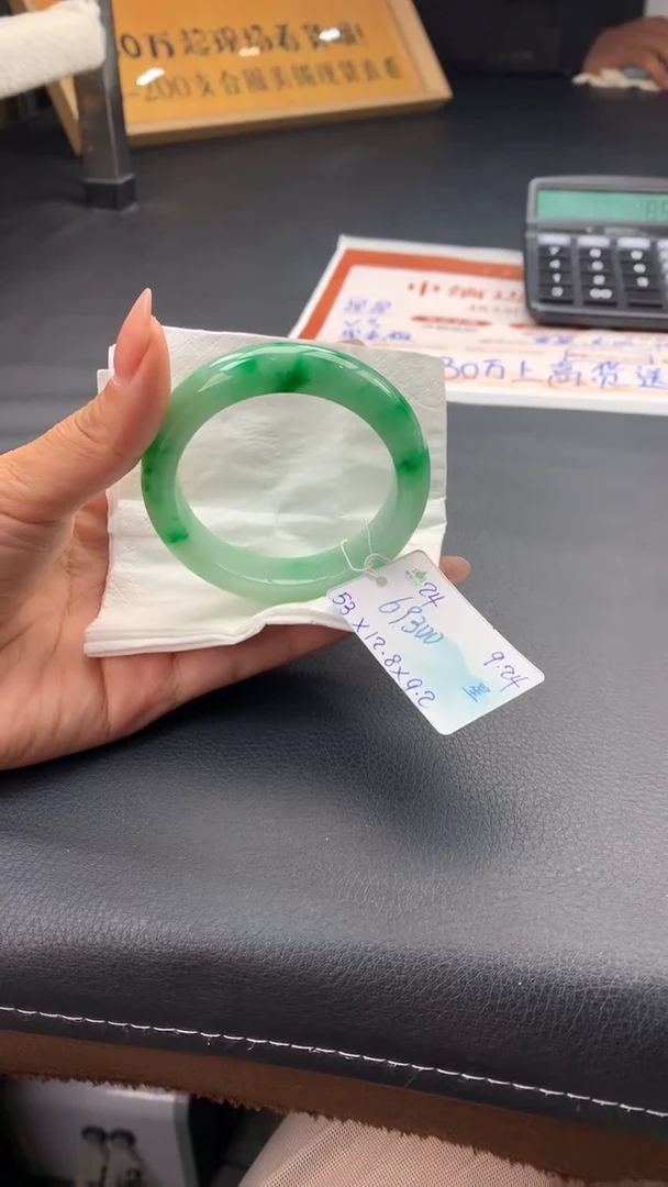未镶嵌手镯翡翠自带#送人#，联系客服核对地址~