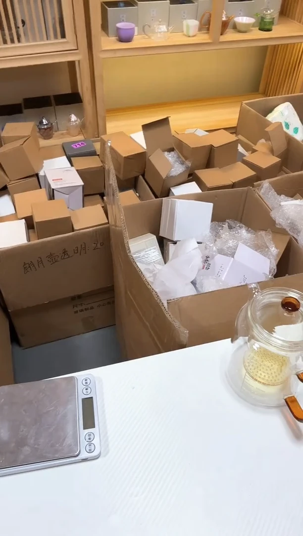 982号白色精致小壶