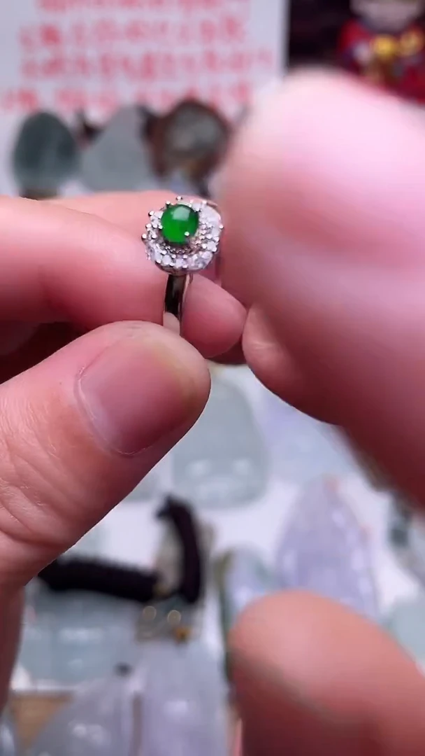 颈饰未镶嵌翡翠戒