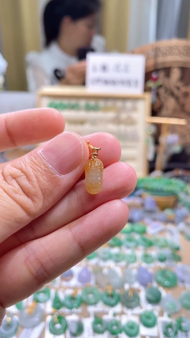 翡翠未镶嵌颈饰滴流