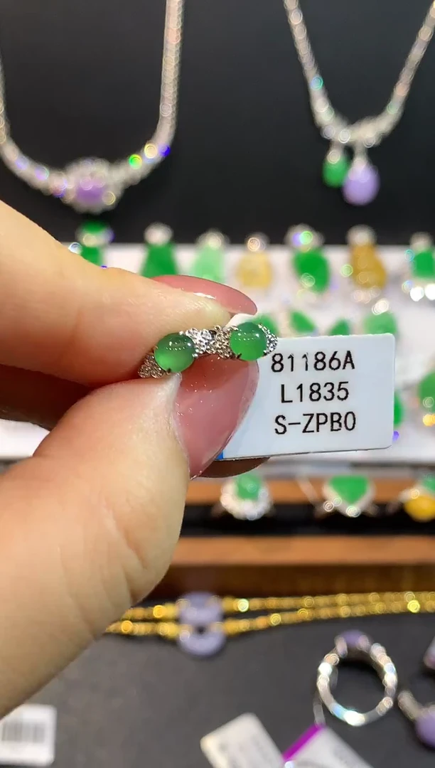 18K金镶嵌翡翠耳饰多样性发其一