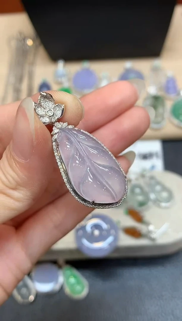 颈饰18K金镶嵌翡翠芭蕉叶【无服务费