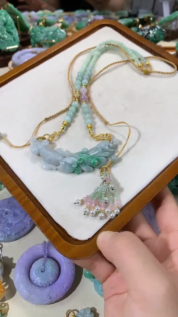 颈饰未镶嵌翡翠吊坠