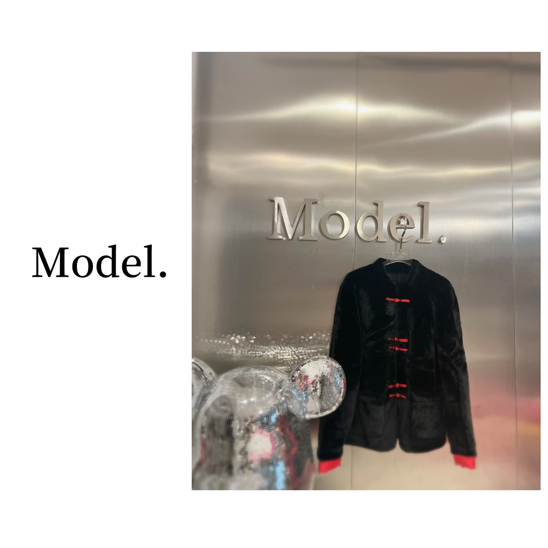 国风黑拼红毛毛外套