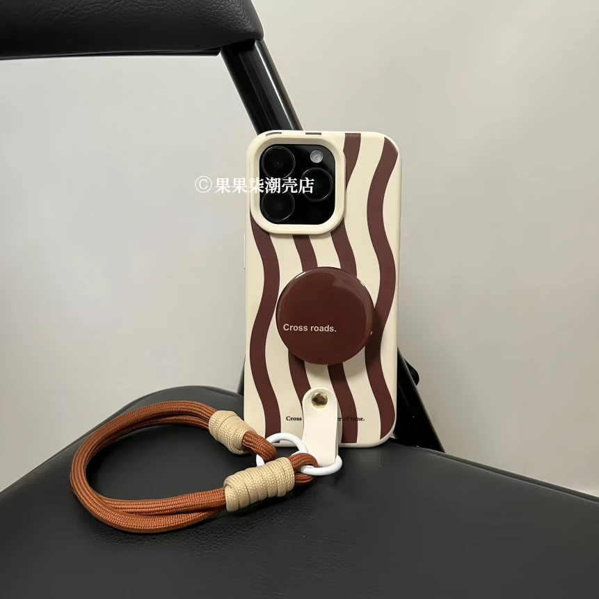 复古棕字母支架适用苹果17ProMax手机壳挂绳iPhone15腕带16防摔13