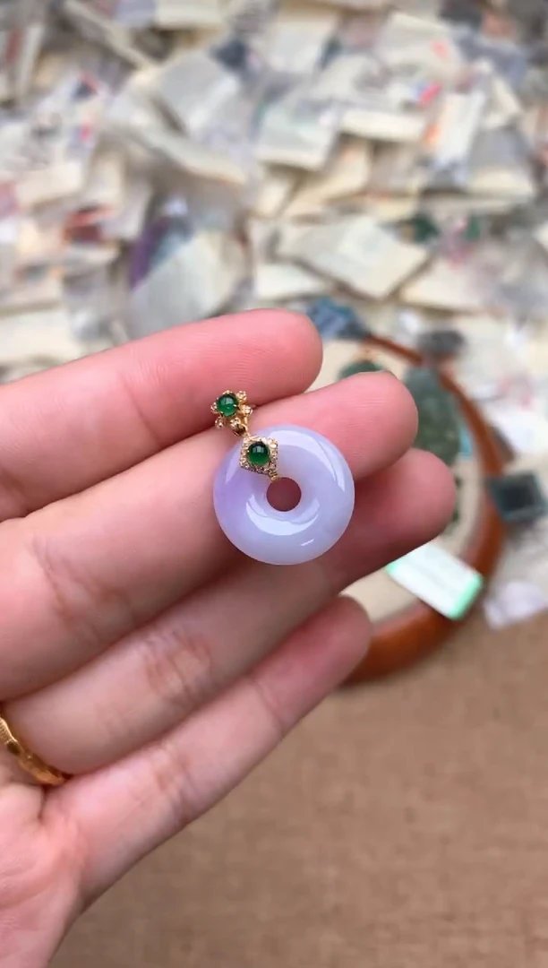 18K金镶嵌挂件翡翠 —