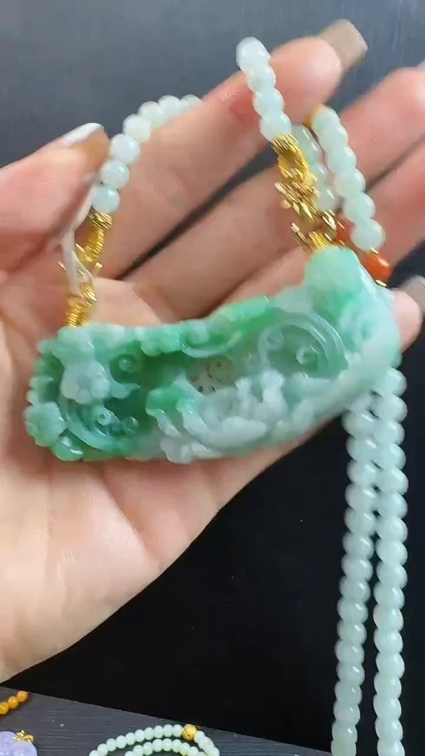 颈饰未镶嵌翡翠弯弯