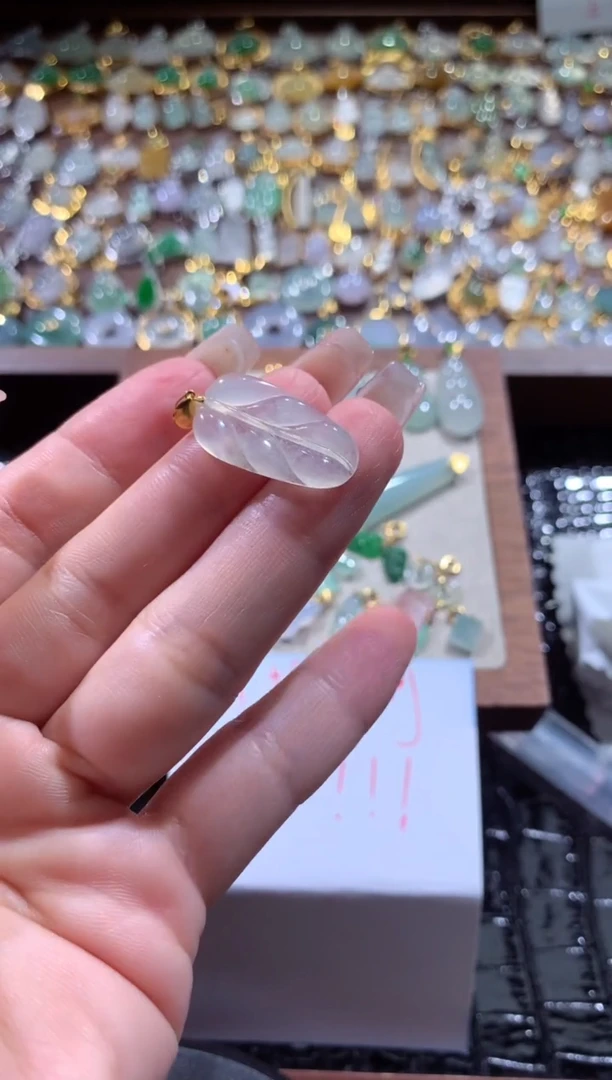 翡翠18K金镶嵌颈饰翡翠