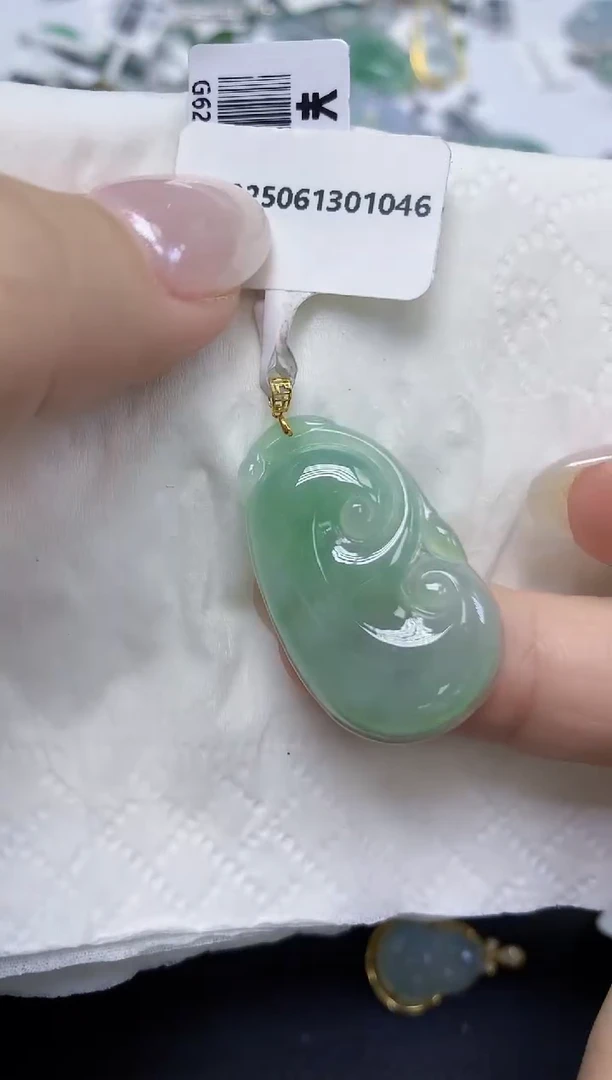 翡翠18K金镶嵌颈饰天然缅甸翡翠A货