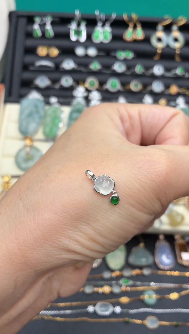 颈饰18K金镶嵌翡翠天然翡翠A货