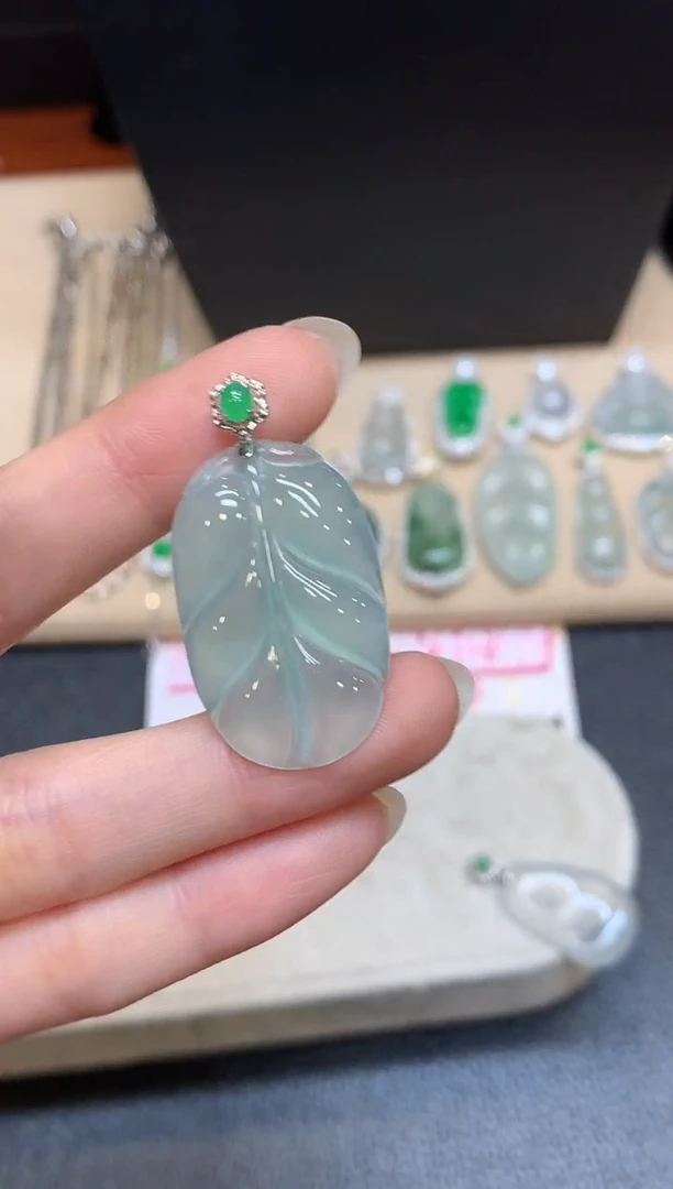 颈饰18K金镶嵌翡翠树叶【无服务费