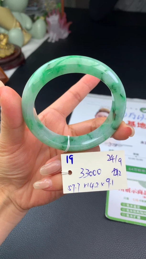 未镶嵌手镯翡翠。手镯