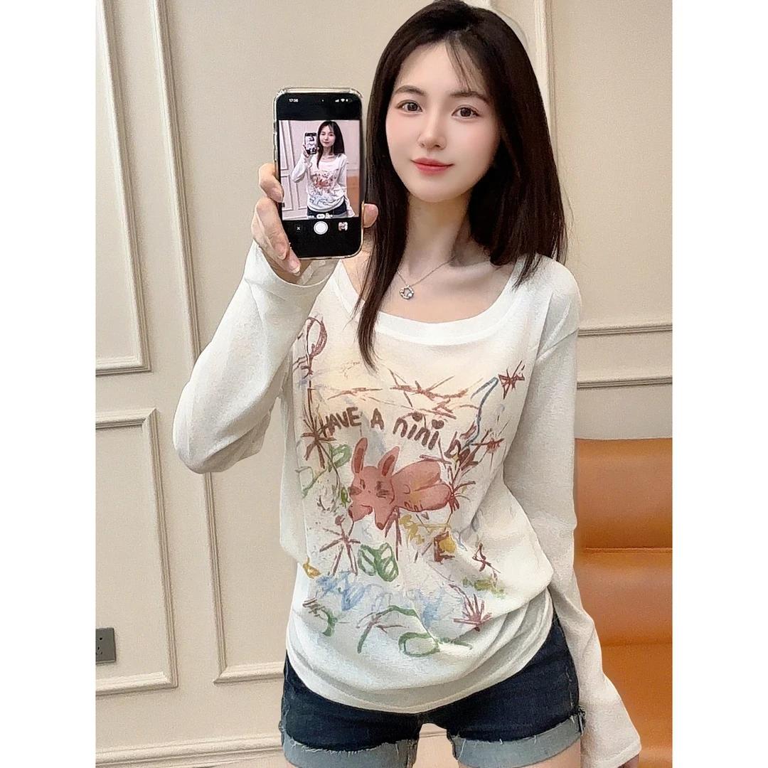 慵懒风夏季新款一字领涂鸦印花宽松T恤薄款微透斜领防晒空调罩衫