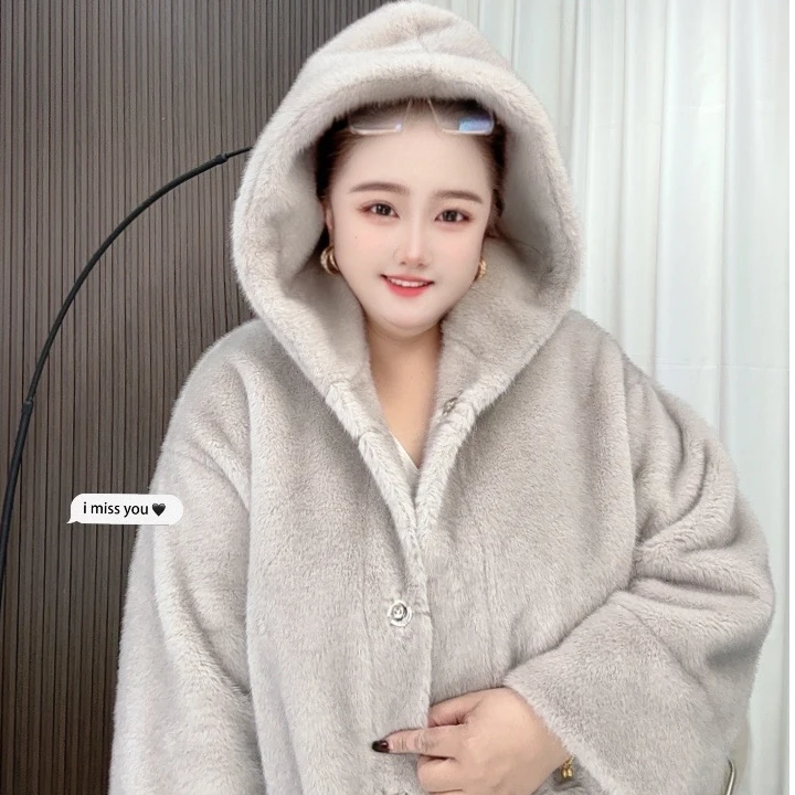 大码女装新款上市 春节战袍 连帽版设计 宽松版型保暖又时尚