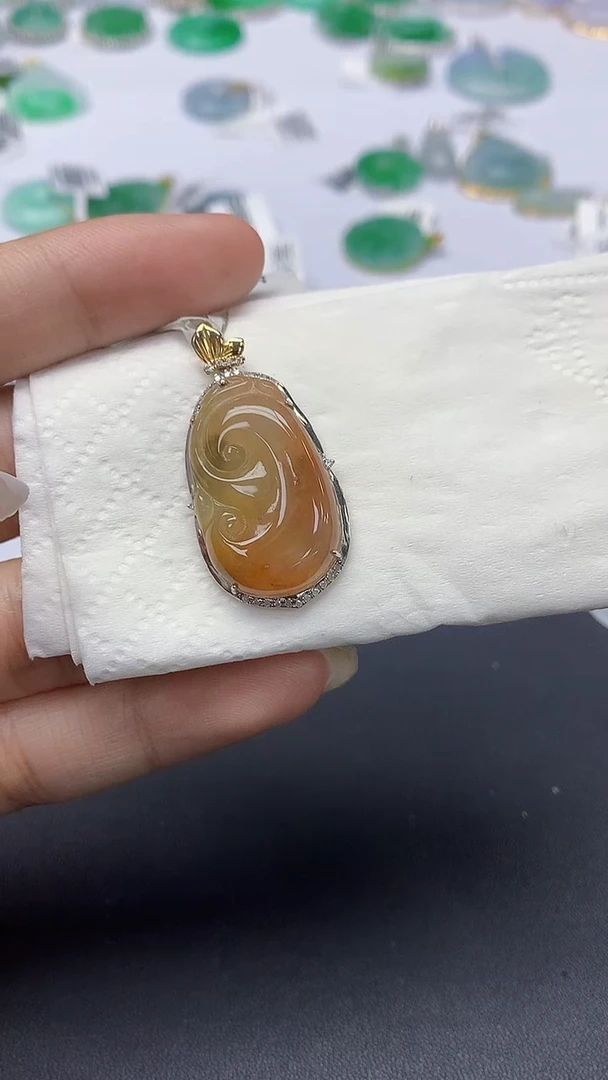 翡翠18K金镶嵌颈饰天然缅甸a货翡翠