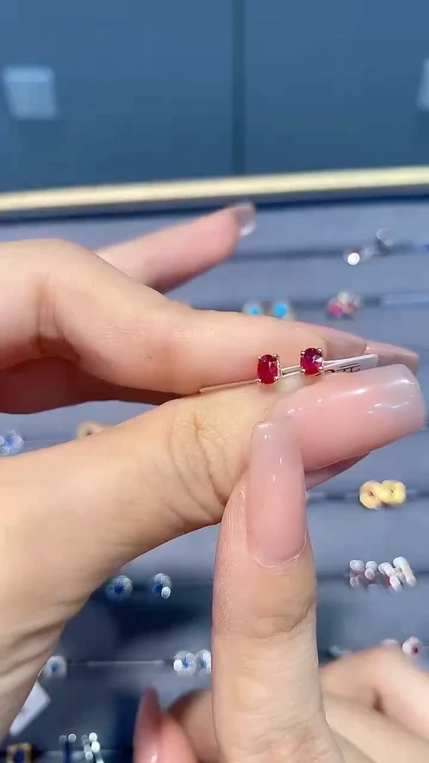 耳饰18K金镶嵌红宝石耳钉