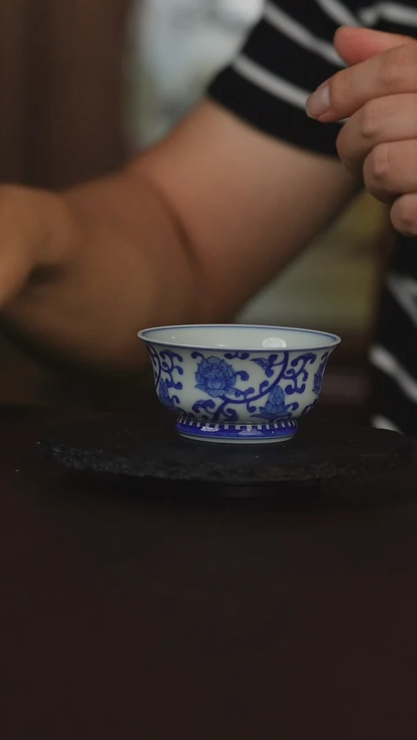 景德镇手绘青花缠枝莲陶瓷主人杯