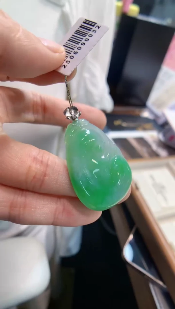 颈饰18K金镶嵌翡翠如意