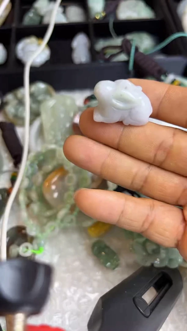 翡翠未镶嵌吊坠(不含链)生肖兔