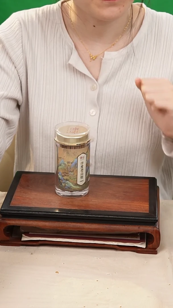 1印度老山檀-无粘方柱香8.8CM-100g亚克力瓶装