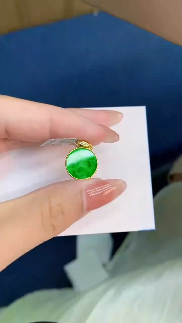 翡翠未镶嵌颈饰          1