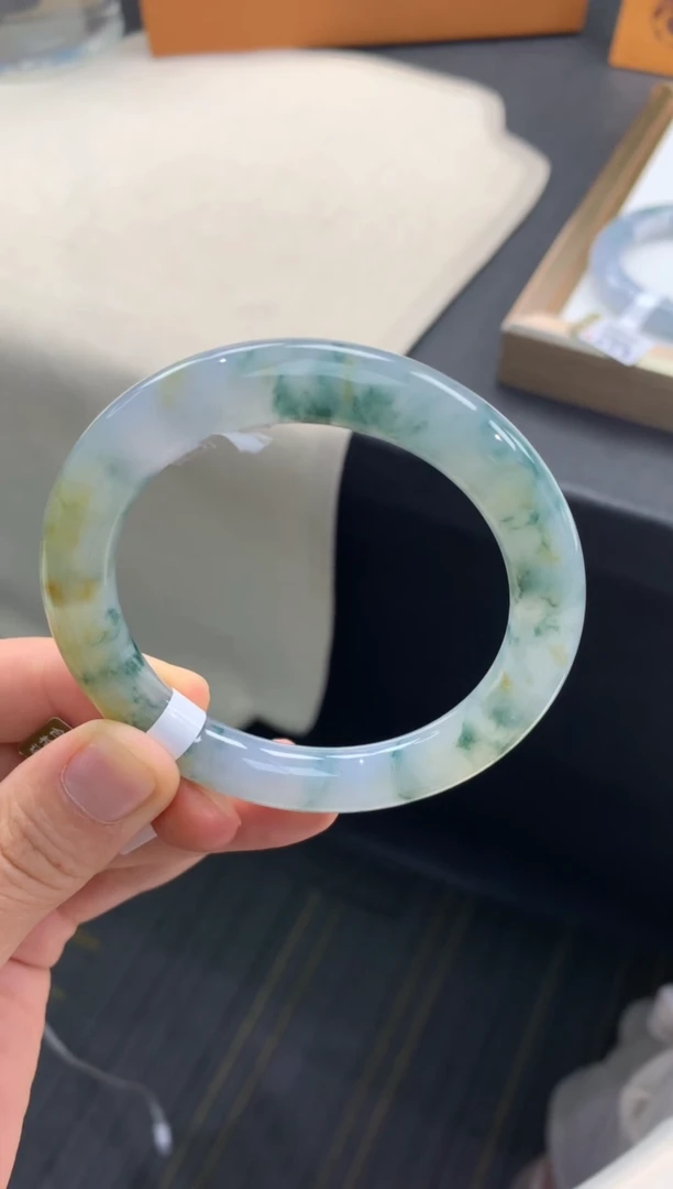未镶嵌手镯翡翠?****萌退货需手镯吊牌标签完好