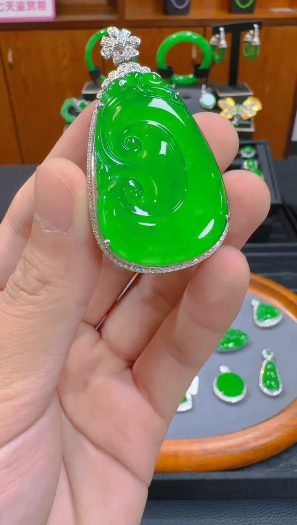 【闪购商品】翡翠吊坠(赠链)18K金镶嵌天然A货翡翠