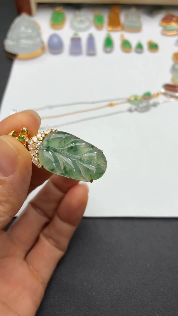 颈饰18K金镶嵌翡翠天然翡翠A货