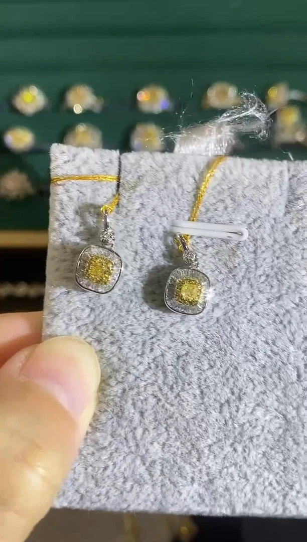 18K金镶嵌吊坠钻石多样性发一